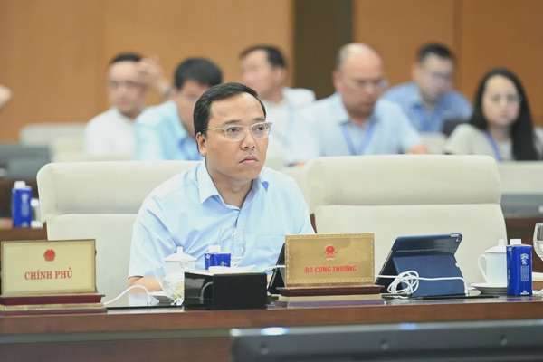 Thứ trưởng Bộ Công Thương Nguyễn Hoàng Long dự phiên họp. Ảnh: VPQH
