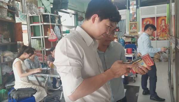 Đoàn công tác Cục Quản lý Y, Dược cổ truyền kiểm tra đột xuất cơ sở buôn bán thuốc y học cổ truyền ở Quận 5 (TPHCM).