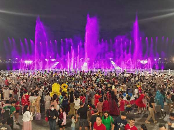 Van Phuc Water Show khởi đầu mùa hè cho trẻ thơ