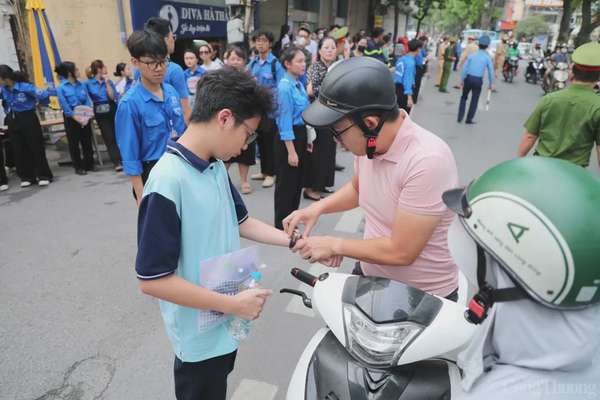 Hà Nội: Phụ huynh tiếp sức, sĩ tử tranh thủ ôn bài trước giờ thi