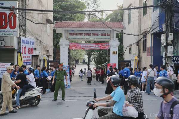 Hà Nội: Phụ huynh tiếp sức, sĩ tử tranh thủ ôn bài trước giờ thi