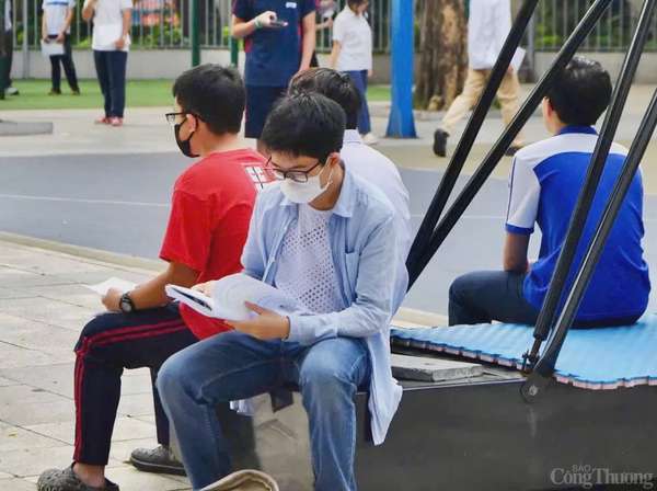 Hà Nội: Phụ huynh tiếp sức, sĩ tử tranh thủ ôn bài trước giờ thi