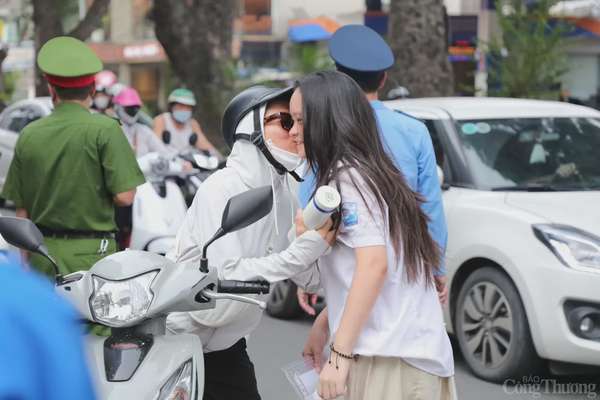Hà Nội: Phụ huynh tiếp sức, sĩ tử tranh thủ ôn bài trước giờ thi