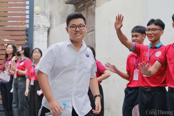 Hà Nội: Phụ huynh tiếp sức, sĩ tử tranh thủ ôn bài trước giờ thi