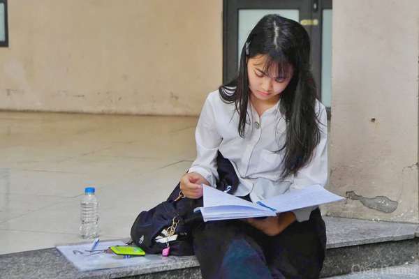 Hà Nội: Phụ huynh tiếp sức, sĩ tử tranh thủ ôn bài trước giờ thi