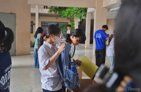 Hà Nội: Phụ huynh tiếp sức, sĩ tử tranh thủ ôn bài trước giờ thi