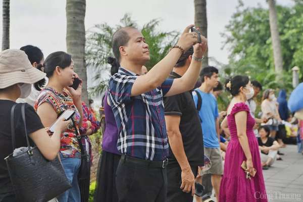 Hà Nội: Phụ huynh tiếp sức, sĩ tử tranh thủ ôn bài trước giờ thi