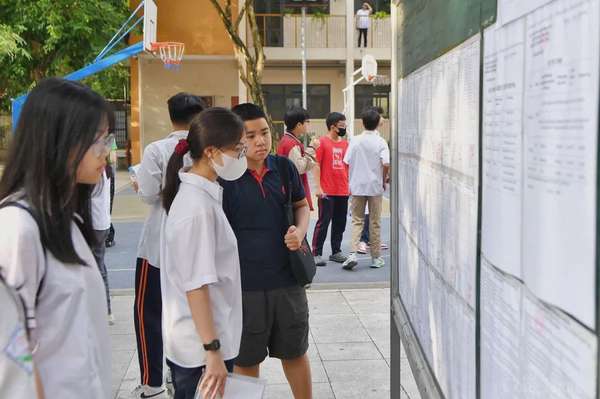 Hà Nội: Phụ huynh tiếp sức, sĩ tử tranh thủ ôn bài trước giờ thi