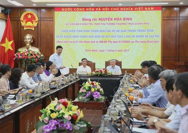 Đại diện các bộ, ngành báo cáo tại buổi làm việc - Ảnh: VGP/Nguyễn Hoàng