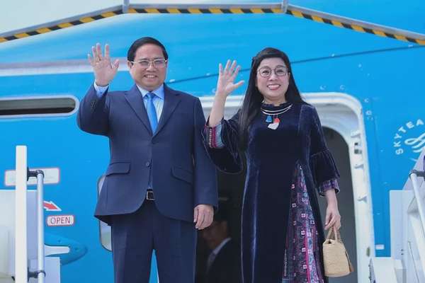 Thủ tướng Chính phủ Phạm Minh Chính và Phu nhân Lê Thị Bích Trân cùng đoàn đại biểu cấp cao Việt Nam tới thành phố Nice, Cộng hoà Pháp - Ảnh: VGP/Nhật Bắc