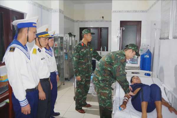 Đảo Trường Sa cấp cứu kịp thời ngư dân ngay trong đêm