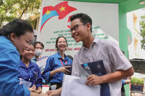 Thí sinh Hà Nội rạng rỡ sau đề Toán dễ đạt 9,10 Thí sinh Hà Nội rạng rỡ sau đề Toán dễ đạt 9,10