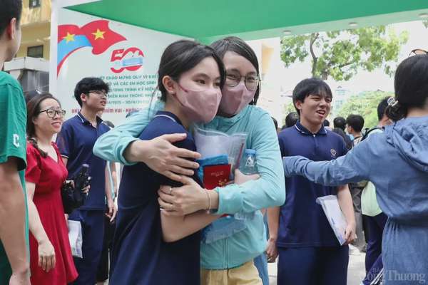 Thí sinh Hà Nội rạng rỡ sau đề Toán dễ đạt 9,10 Thí sinh Hà Nội rạng rỡ sau đề Toán dễ đạt 9,10