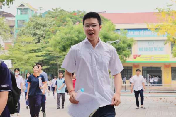 Thí sinh Hà Nội rạng rỡ sau đề Toán dễ đạt 9,10 Thí sinh Hà Nội rạng rỡ sau đề Toán dễ đạt 9,10