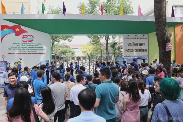 Thí sinh Hà Nội rạng rỡ sau đề Toán dễ đạt 9,10 Thí sinh Hà Nội rạng rỡ sau đề Toán dễ đạt 9,10