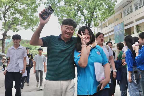 Thí sinh Hà Nội rạng rỡ sau đề Toán dễ đạt 9,10 Thí sinh Hà Nội rạng rỡ sau đề Toán dễ đạt 9,10