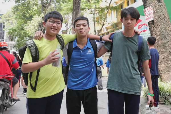 Thí sinh Hà Nội rạng rỡ sau đề Toán dễ đạt 9,10 Thí sinh Hà Nội rạng rỡ sau đề Toán dễ đạt 9,10