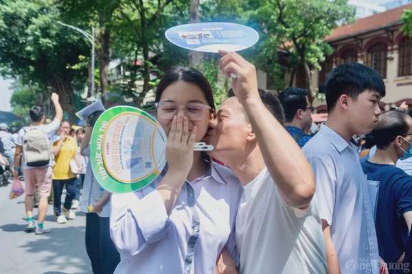 Thí sinh Hà Nội rạng rỡ sau đề Toán dễ đạt 9,10 Thí sinh Hà Nội rạng rỡ sau đề Toán dễ đạt 9,10