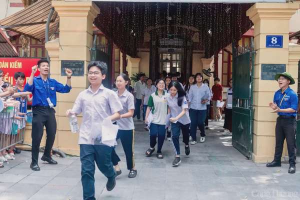 Thí sinh Hà Nội rạng rỡ sau đề Toán dễ đạt 9,10 Thí sinh Hà Nội rạng rỡ sau đề Toán dễ đạt 9,10