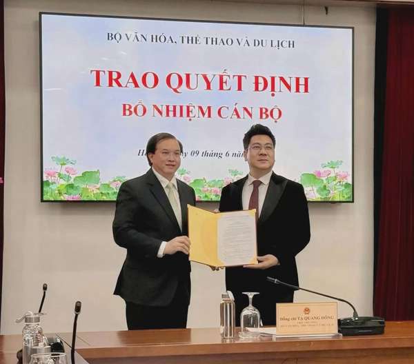 Thứ trưởng Bộ văn hóa Thể thao và Du lịch Tạ Quang Đông trao quyết định bổ nhiệm Giám đốc Học viện Âm nhạc Quốc gia Việt Nam cho NSND Quốc Hưng. Ảnh NVCC