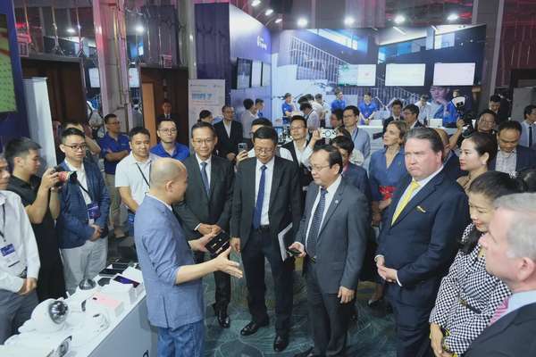 Các đại biểu tham quan các ứng dụng công nghệ mới của Qualcomm
