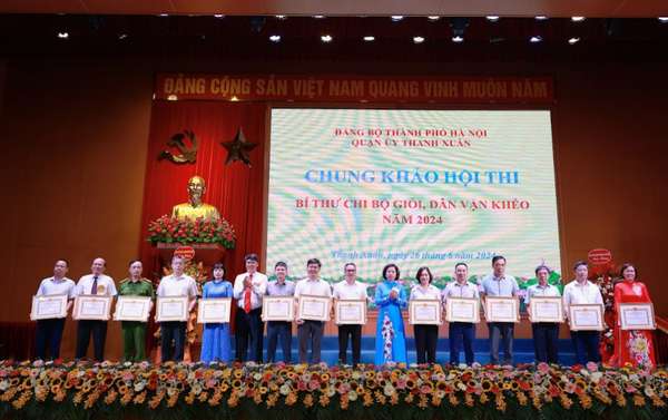 Chung khảo Hội thi "Bí thư chi bộ giỏi, Dân vận khéo" năm 2024