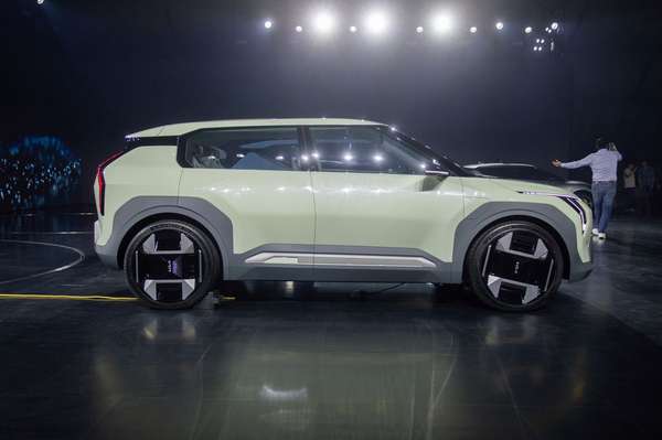 Kia hé lộ 2 mẫu xe concept điện mới: EV3 và EV4