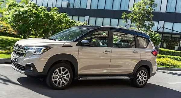 Suzuki XL7 Hybrid giảm giá 