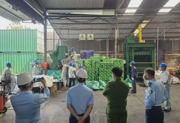 TP. Hồ Chí Minh: Tiêu hủy hơn 18.000 chai bia Heineken Pháp