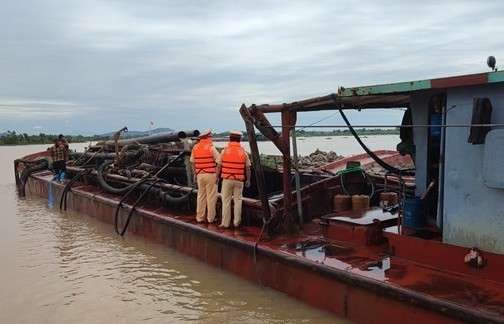 Hải Phòng: Bắt giữ tàu 150 tấn khai thác cát trái phép trên sông Lạch Tray