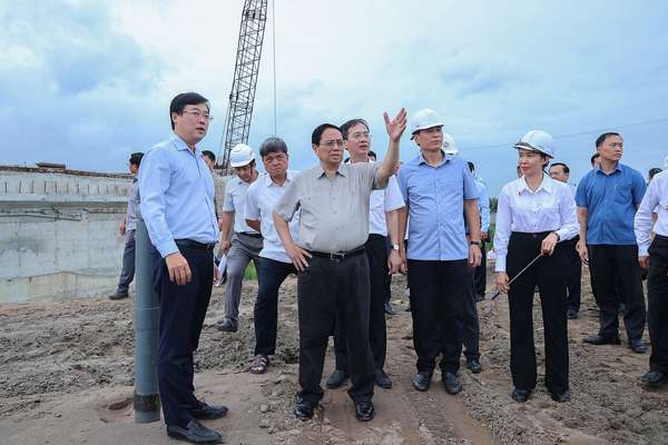 Thủ tướng kiểm tra công trường, chỉ đạo thông tuyến 2 dự án cao tốc tại ĐBSCL vào 19/12/2025- Ảnh 7. Thủ tướng kiểm tra công trường, chỉ đạo thông tuyến 2 dự án cao tốc tại ĐBSCL vào 19/12/2025- Ảnh 7.