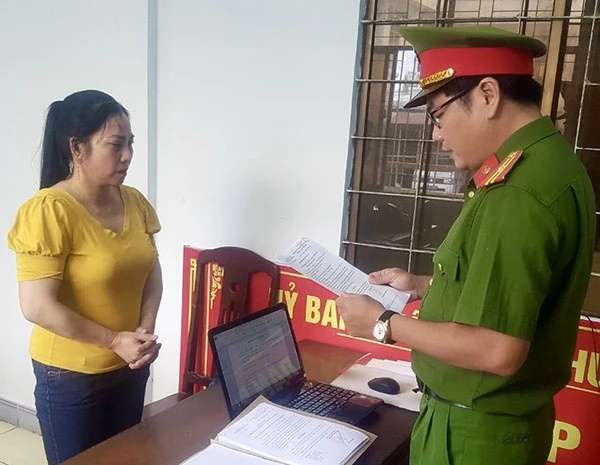 Công an tỉnh Bạc Liêu đọc lệnh bắt tạm giam đối với bị can Võ Thị Diệu.