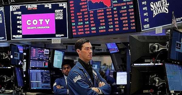 Chứng khoán Mỹ đồng loạt lao dốc, nhóm cổ phiếu tài chính bị bán tháo mạnh