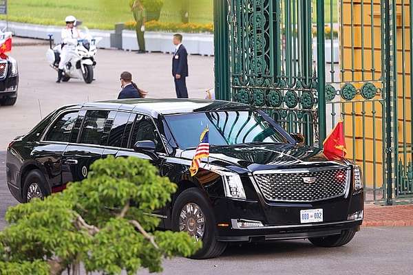 Đoàn xe chở Tổng thống Hoa Kỳ Joe Biden tiến vào Phủ Chủ tịch. Ảnh VGP/Nhật Bắc