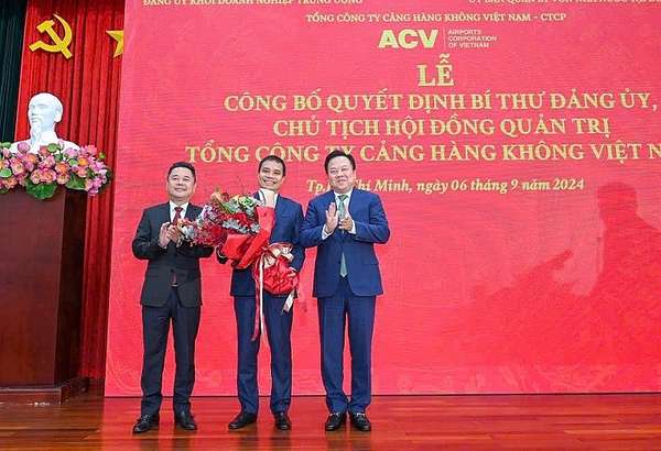 Ông Vũ Thế Phiệt (đứng giữa), tân Chủ tịch HĐQT ACV nhận hoa chúc mừng từ lãnh đạo Uỷ ban Quản lý vốn Nhà nước tại doanh nghiệp.