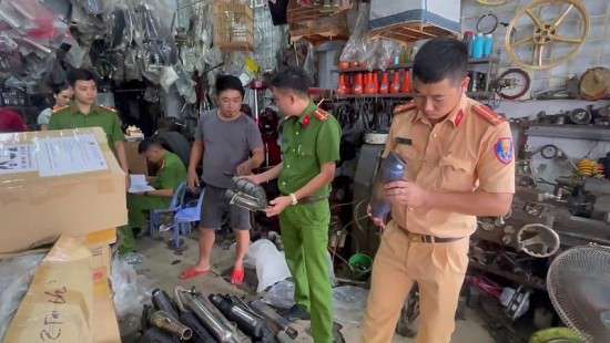 Thừa Thiên Huế: Phát hiện cơ sở độ xe cùng nhiều thiết bị xe mô tô không có hoá đơn chứng từ
