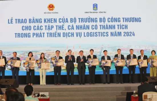 Bộ trưởng Nguyễn Hồng Diên tặng bằng khen cho 20 tập thể, cá nhân đóng góp xuất sắc trong phát triển Logistics