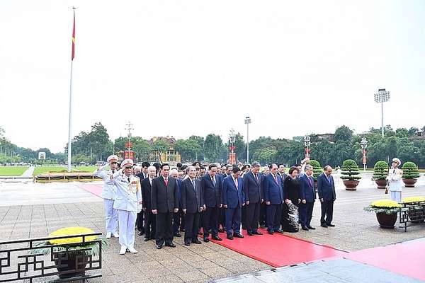 Các đồng chí lãnh đạo, nguyên lãnh đạo Đảng, Nhà nước tưởng niệm các Anh hùng liệt sĩ 