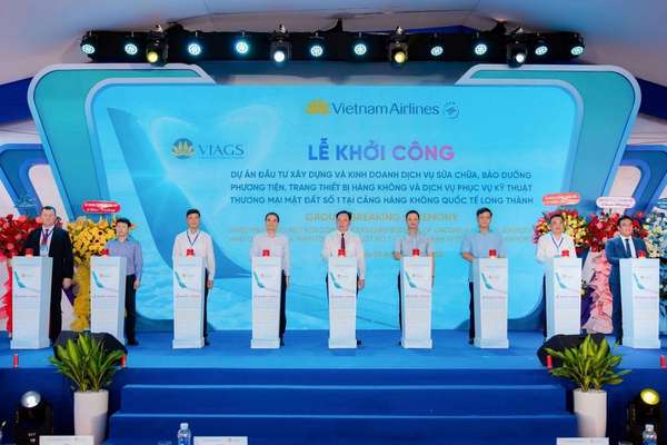 Đại diện ACV, Vietnam Airlines, VIAGS và Cục hàng không cùng các bên liên quan bấm nút triển khai dự án tại sân bay Long Thành (Ảnh: VNA)