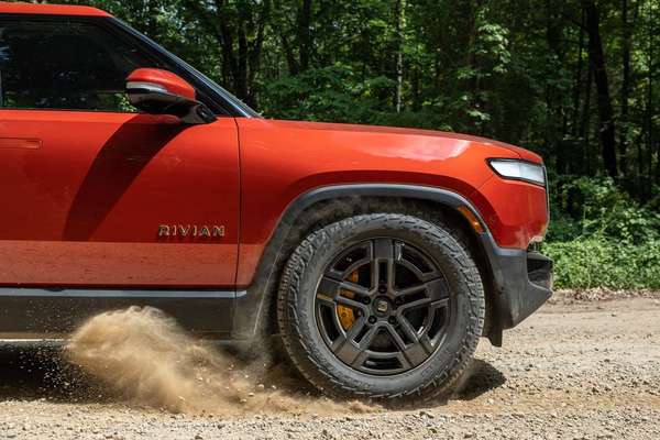 Rivian R1T 2023: Ô tô bán tải điện lọt qua vòng thử nghiệm nhanh nhất