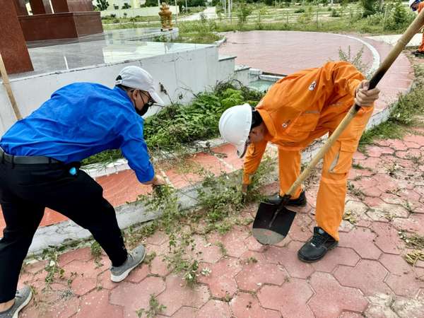 Công đoàn cơ sở Nhà máy Nhiệt điện Vĩnh Tân 4 cùng lực lượng thanh niên tình nguyện hướng tới kỷ niệm 77 năm ngày Thương binh - Liệt sĩ (27/7/1947 - 2