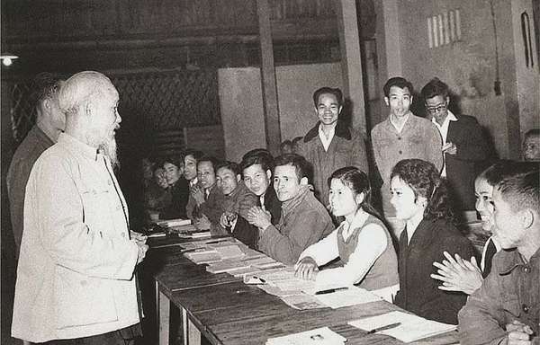 Bác vẫn cùng chúng cháu hành quân