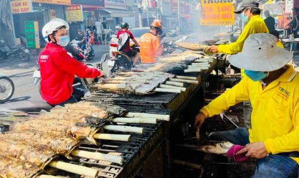 TP. Hồ Chí Minh: Phố cá lóc nướng nhộn nhịp trước ngày vía Thần Tài