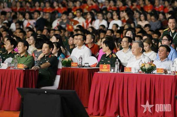'Dưới cờ vinh quang': Kết nối quá khứ, hiện tại, tương lai trong xúc cảm và tự hào- Ảnh 3. 'Dưới cờ vinh quang': Kết nối quá khứ, hiện tại, tương lai trong xúc cảm và tự hào- Ảnh 3.