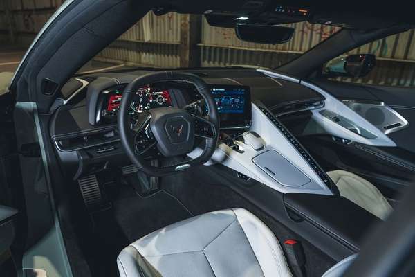 Chevrolet Corvette 2024: Siêu phẩm giá rẻ, đối thủ của Porsche 718 Cayman