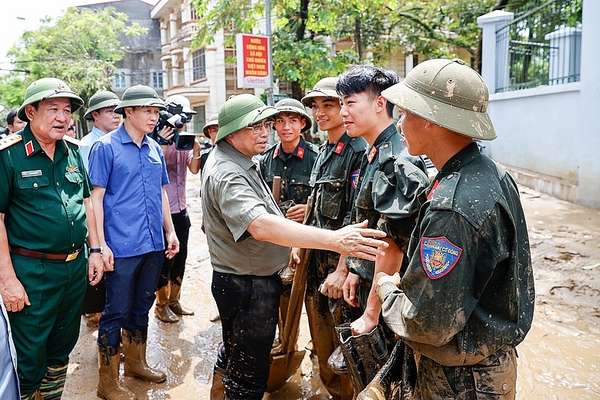 Thủ tướng thăm hỏi, động viên các lực lượng giúp đỡ người dân khắc phục hậu quả thiên tai 