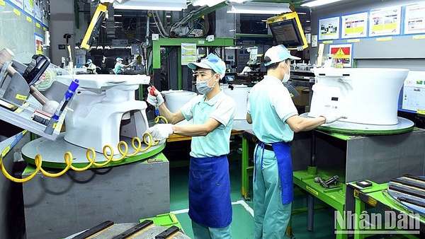 Sản xuất thiết bị vệ sinh tại Công ty Toto Việt Nam ở khu công nghiệp Thăng Long, Hà Nội. (Ảnh MINH HÀ)