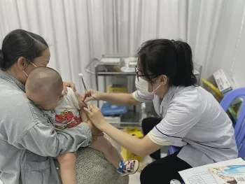 Bộ Y tế thúc địa phương tiêm vaccine phòng sởi cho trẻ