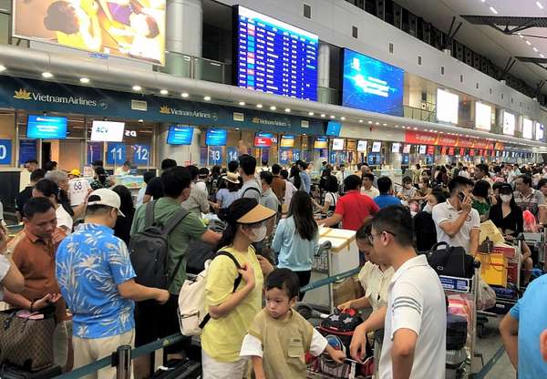 Du khách đến Đà Nẵng tăng mạnh thời điểm diễn ra lễ hội pháo hoa. Sân bay luôn trong tình trạng đông nghịt người.
