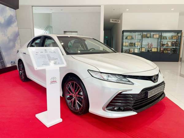 Toyota Camry 2023: Giá lăn bánh và niêm yết 